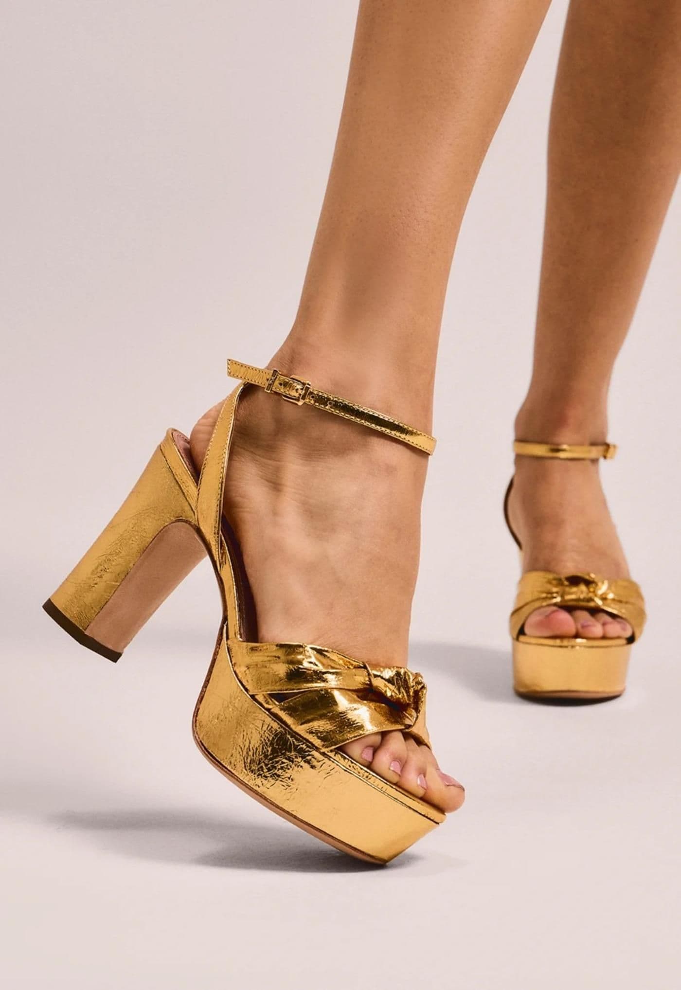 Sandalia Elana de plataforma P1158200120001 x2v - ouro - image